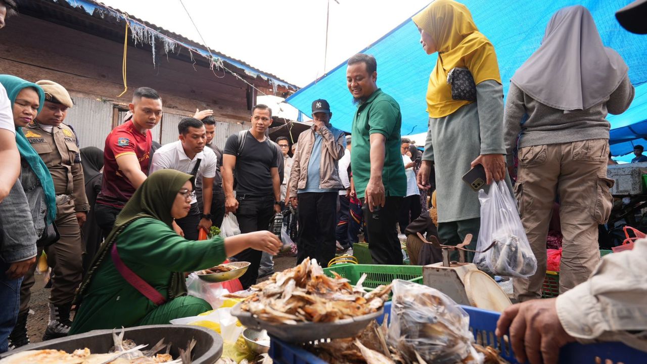 Gubernur Andi Sudirman Borong Oleh-oleh Khas di Pasar Sentral Malino
