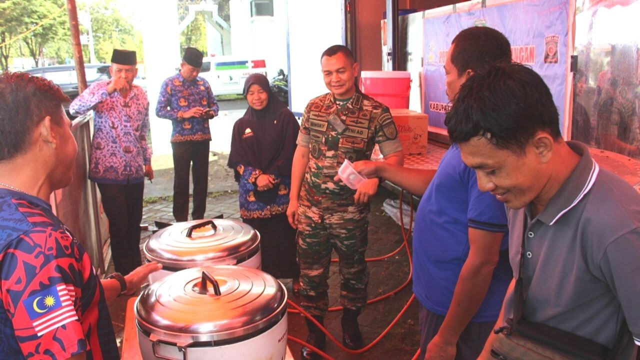 Bencana Banjir Pangkep, Dandim 1421 Tinjau Dapur Umum di Islamic Centre