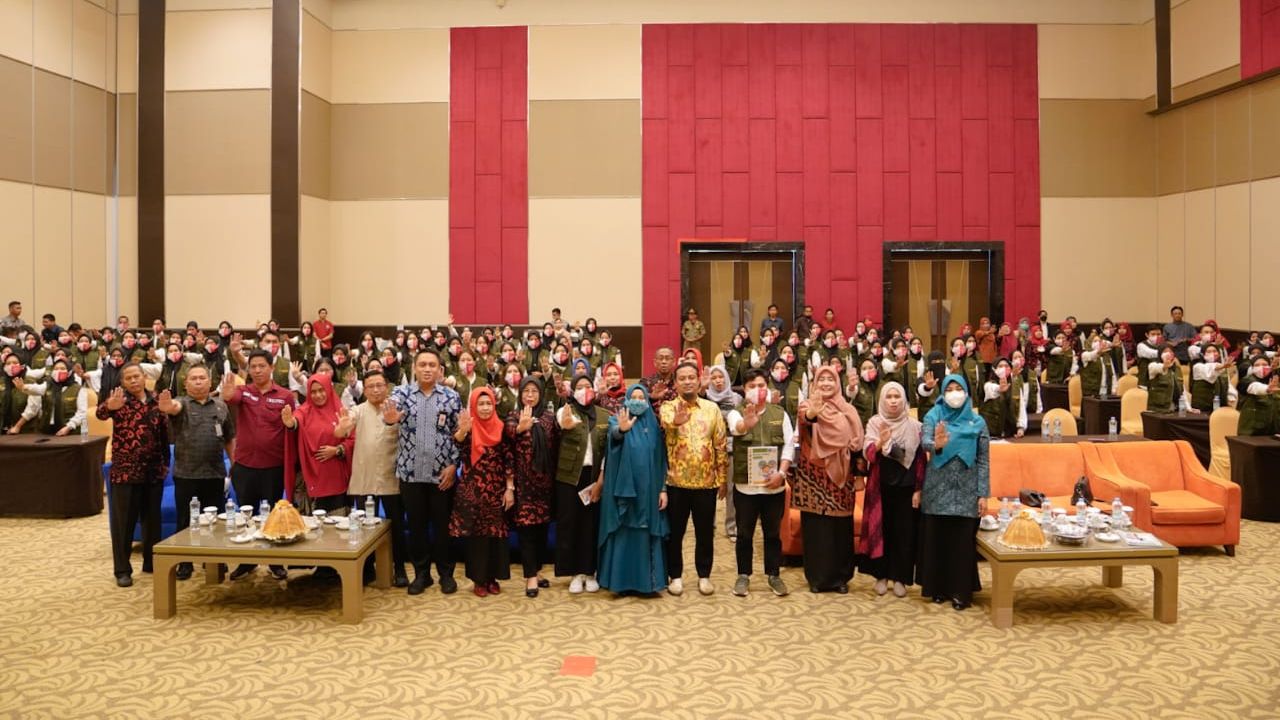 Didampingi Naoemi Octarina, Gubernur Sulsel Lepas 120 Tenaga Pendamping Gizi Desa 2 Didampingi Naoemi Octarina, Gubernur Sulsel Lepas 120 Tenaga Pendamping Gizi Desa