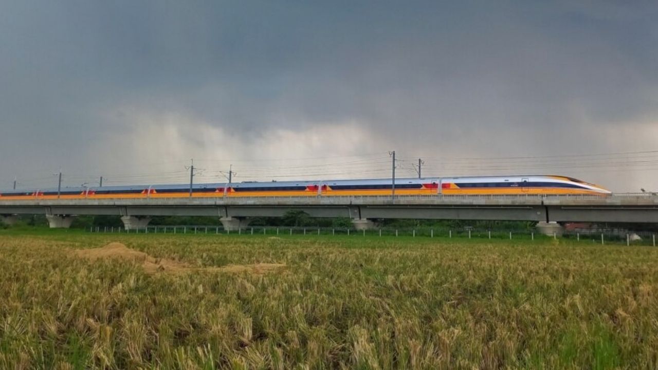 Pembengkakan Biaya Proyek Kereta Api Cepat Jakarta-Bandung, Indonesia Berencana Ajukan Hutang 2 Kereta Cepat Indonesia