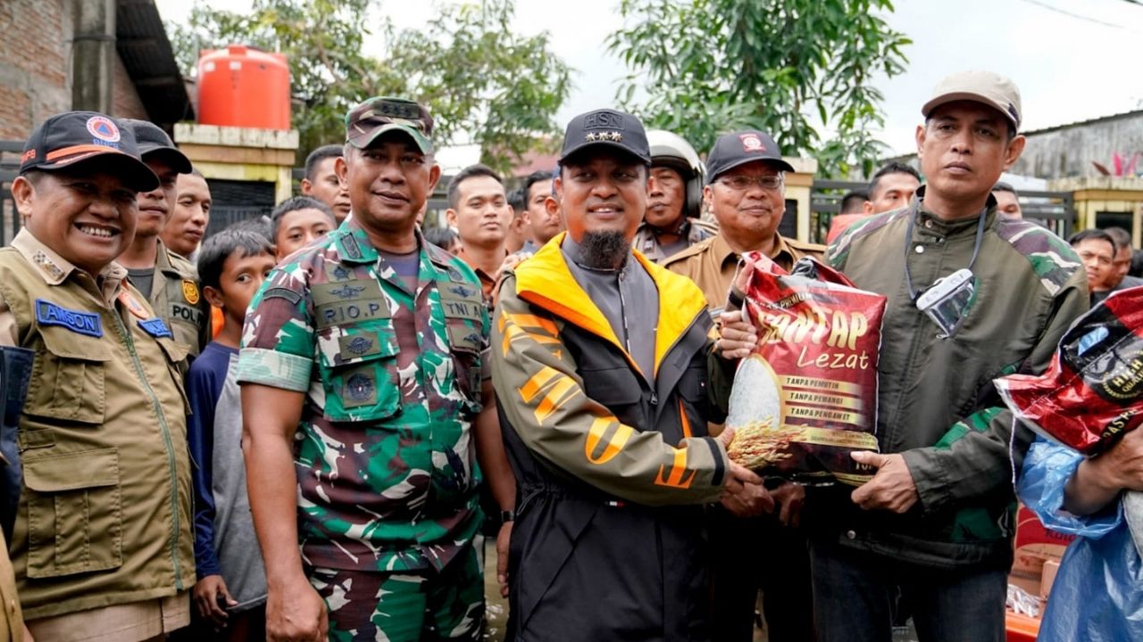 Gubernur Sulsel & Pangdam Hasanuddin Tinjau Banjir di Makassar, Serahkan Bantuan Logistik