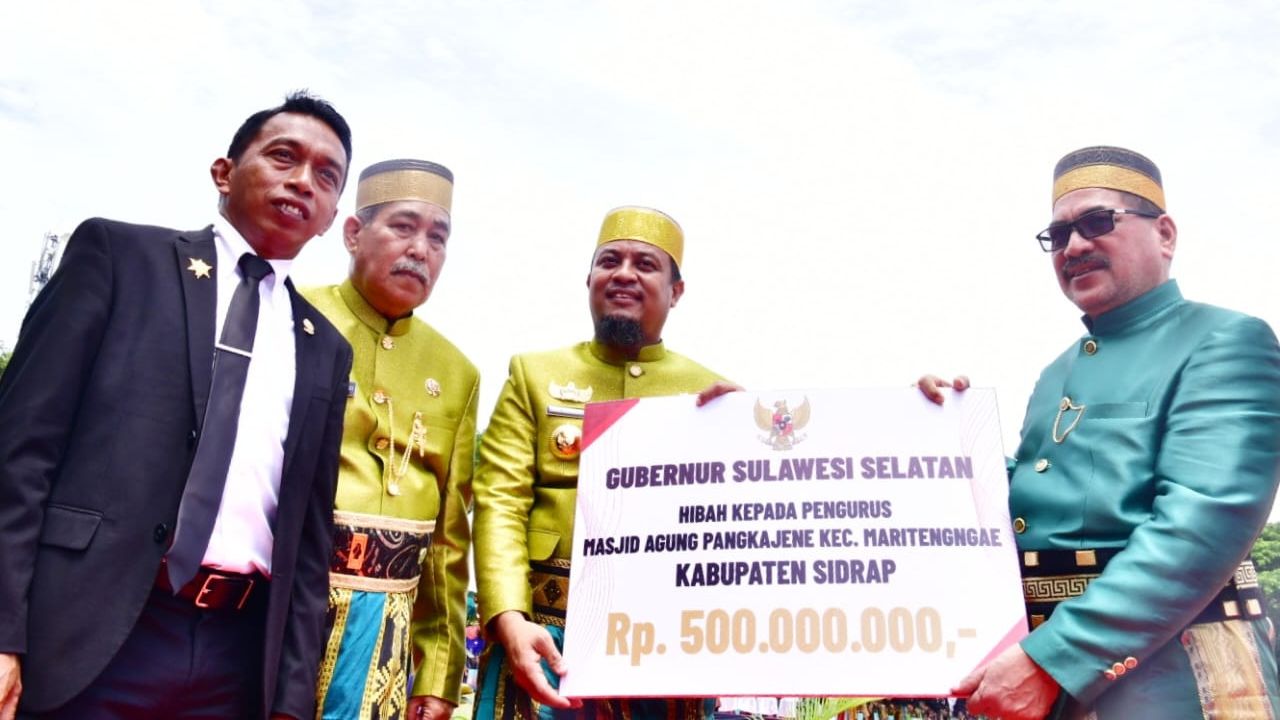 679 Kabupaten Sidrap, Gubernur Sulsel Serahkan Rp500 Juta Hibah untuk Masjid Agung Sidrap
