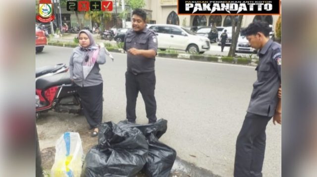 Maksimalkan Kebersihan Kota Makassar, Anggota Pakandatto Disiplinkan Warga Buang Sampah