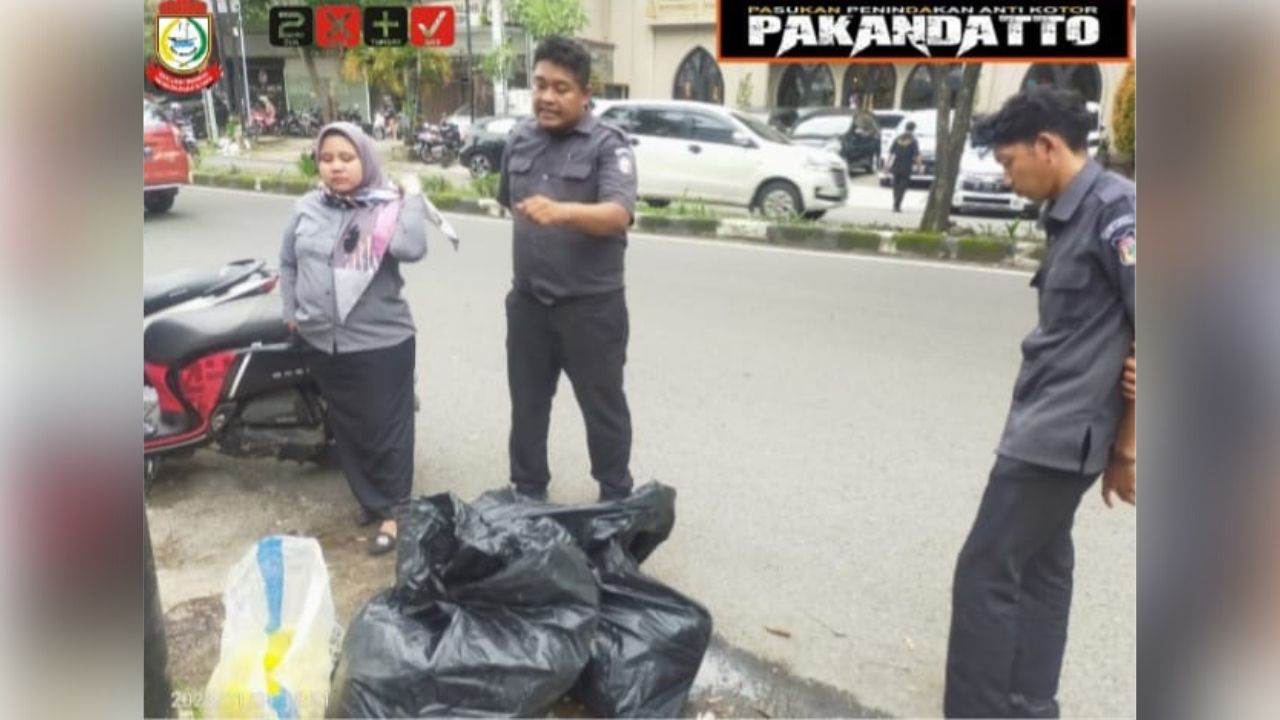 Maksimalkan Kebersihan Kota Makassar, Anggota Pakandatto Disiplinkan Warga Buang Sampah