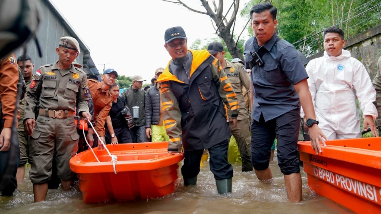 Gubernur Sulsel & Pangdam Hasanuddin Tinjau Banjir di Makassar, Serahkan Bantuan Logistik