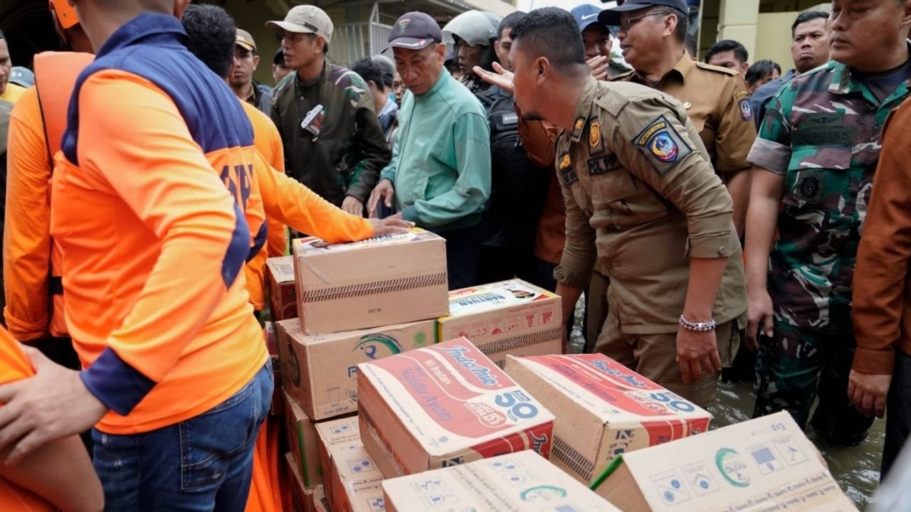 Gubernur Sulsel & Pangdam Hasanuddin Tinjau Banjir di Makassar, Serahkan Bantuan Logistik