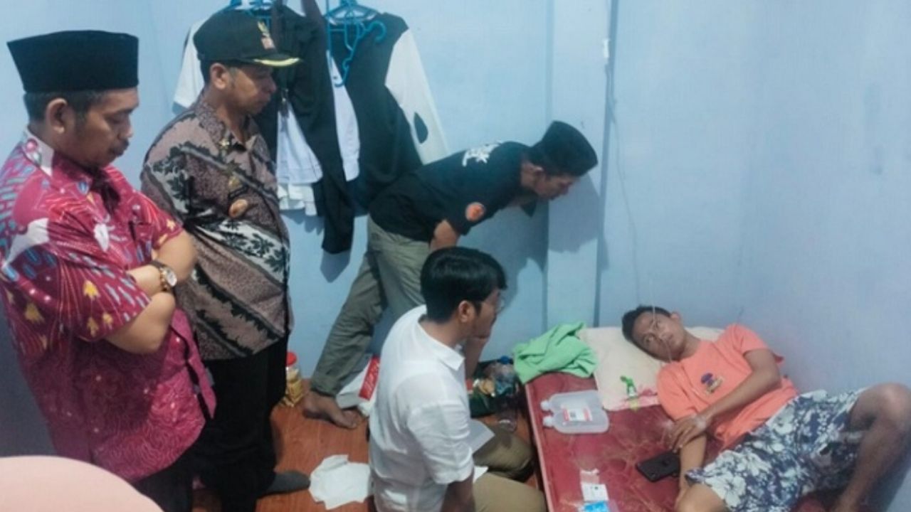Sekcam Wajo Bareng dr Udhin Beri Pertolongan Warga Kurang Mampu yang Sakit