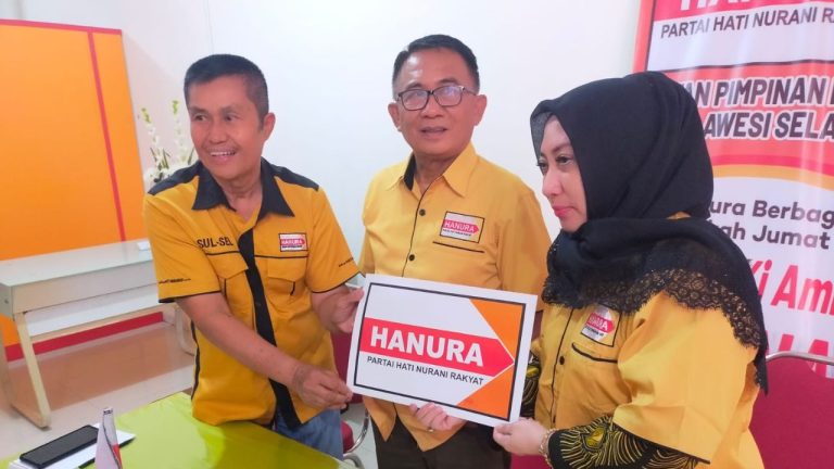 Penuhi Kuota Perempuan, Hanura Serahkan Formulir Caleg DPRD Sulsel Ke Fetriani Syarifuddin 4 Penuhi Kuota Perempuan, Hanura Serahkan Formulir Caleg DPRD Sulsel Ke Fetriani Syarifuddin
