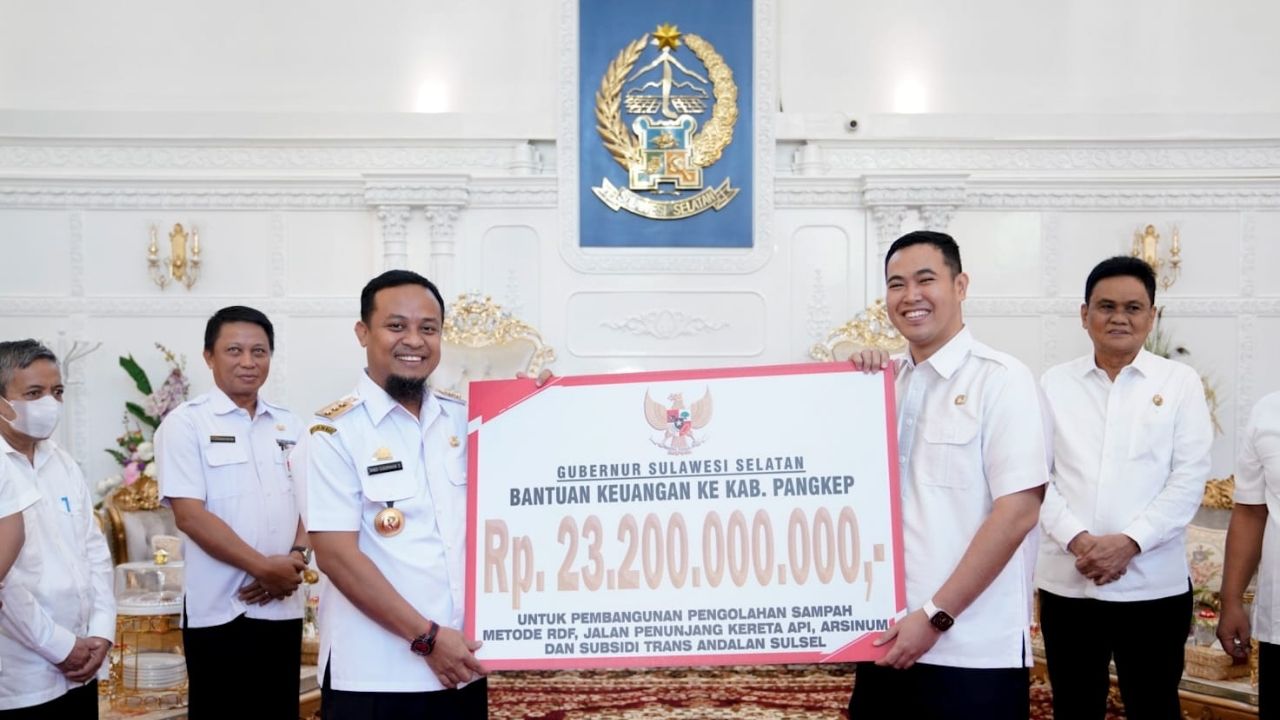Gubernur Sulsel Serahkan Bantuan Keuangan Rp23,2 Miliar Untuk Pemkab Pangkep