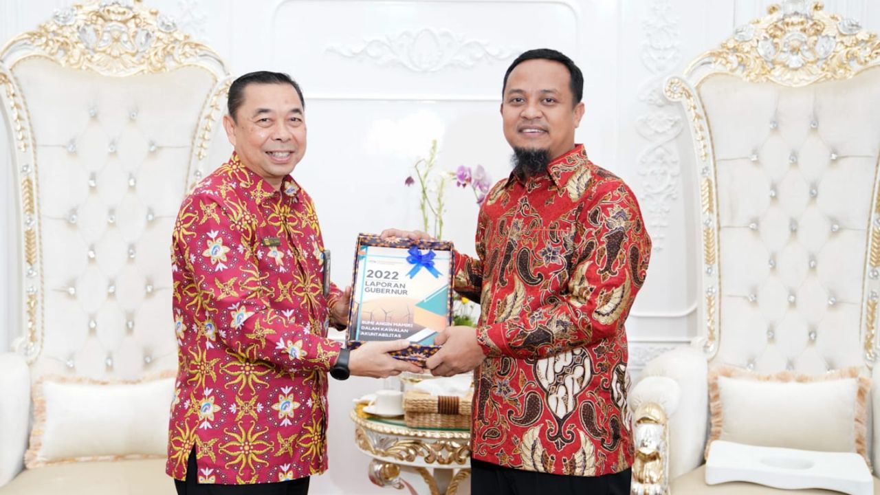 Kepala BPKP Sulsel Serahkan Laporan Hasil Pengawasan Daerah kepada Gubernur Andi Sudirman