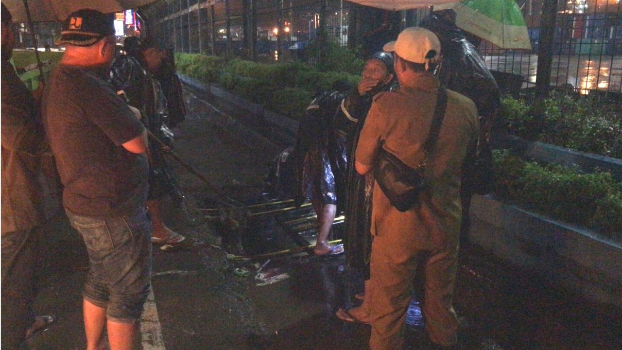 Tak Kenal Waktu, Tengah Malam Satgas DPU Keruk Drainase Antisipasi Banjir 2 Antisipasi Sumbatan Aliran Air, Satgas Dinas PU Keruk Drainase