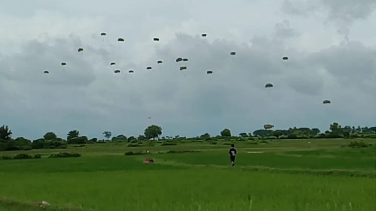 Pertama Kali, Pasukan 432/WSJ Kostrad Terjun Payung di Jeneponto