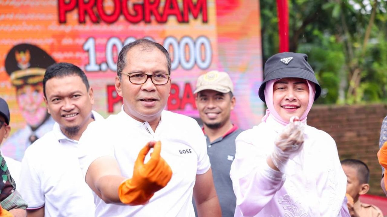 Ketua TP PKK Dampingi Wali Kota Makassar Canangkan Program Satu Juta Polybag Gerakan Terus Menanam