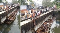 Tak Kenal Waktu, Tengah Malam Satgas DPU Keruk Drainase Antisipasi Banjir