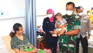 Pangdam Brawijaya Jenguk Korban Terdampak Ledakan Petasan di Blitar