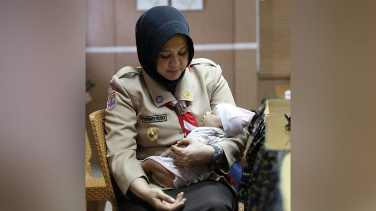 Antengnya Bayi Yusri Digendong Wakil Wali Kota Fatmawati Rusdi 2 Antengnya Bayi Yusri Digendong Wakil Wali Kota Fatmawati Rusdi