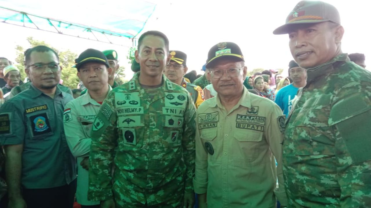 Ratusan Pasukan Terjun Payung di Desa Arpal Jeneponto, Panglima Divif 3 Kostrad Puji Keramahan Warga