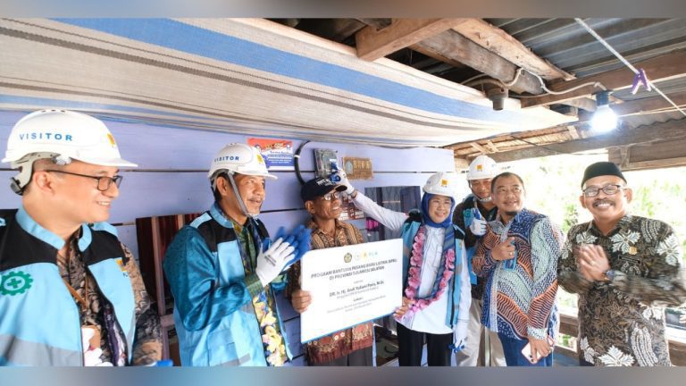 417 Warga Bone Tersenyum Bahagia Dapat Bantuan Pasang Baru Listrik PLN dari Pemerintah 2 417 Warga Bone Tersenyum Bahagia Dapat Bantuan Pasang Baru Listrik PLN dari Pemerintah
