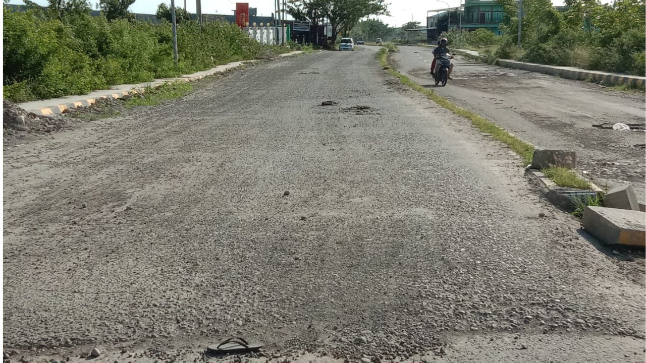 Jalan dicor depan rumah ketua PKS. 