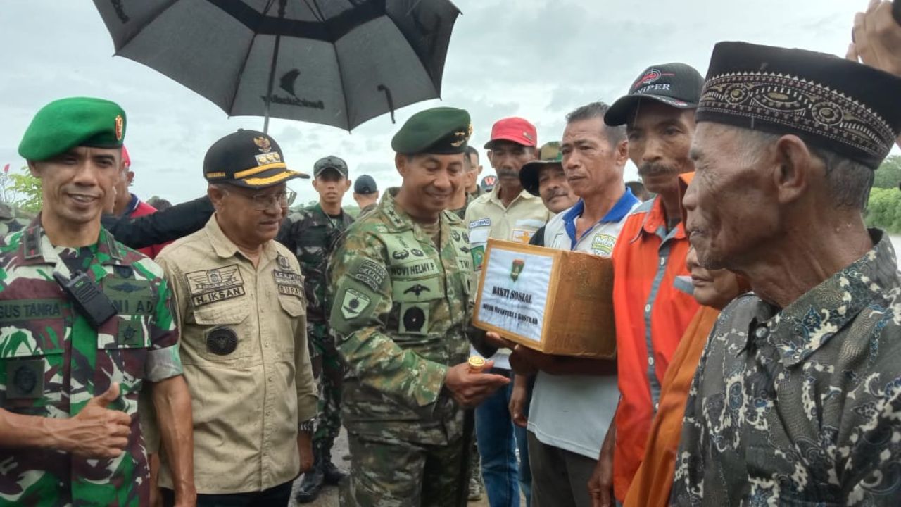 Ratusan Pasukan Terjun Payung di Desa Arpal Jeneponto, Panglima Divif 3 Kostrad Puji Keramahan Warga