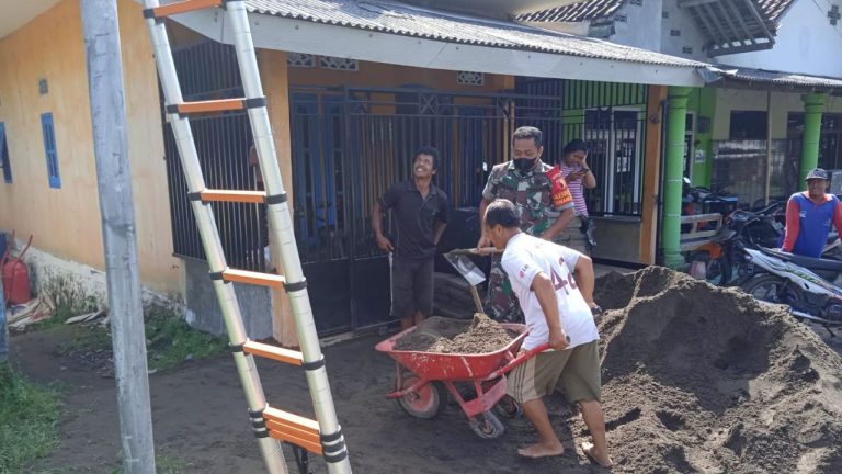 Babinsa Koramil Garum, Bantu Atasi Kesulitan Warga Binaannya 7 Babinsa Koramil Garum, Bantu Atasi Kesulitan Warga Binaannya