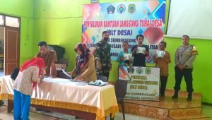 Babinsa Koramil Gandusari Dampingi Pembagian BLT Desa