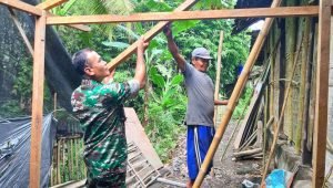 Babinsa Pos Selopuro Bantu Warga Membuat Kandang Kambing