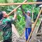Babinsa Pos Selopuro Bantu Warga Membuat Kandang Kambing