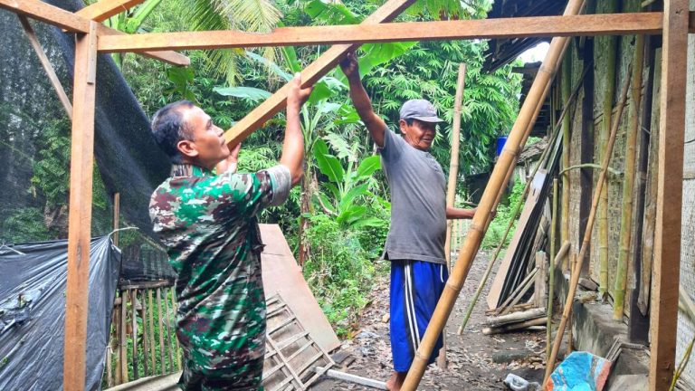 Babinsa Pos Selopuro Bantu Warga Membuat Kandang Kambing 7 Babinsa Pos Selopuro Bantu Warga Membuat Kandang Kambing