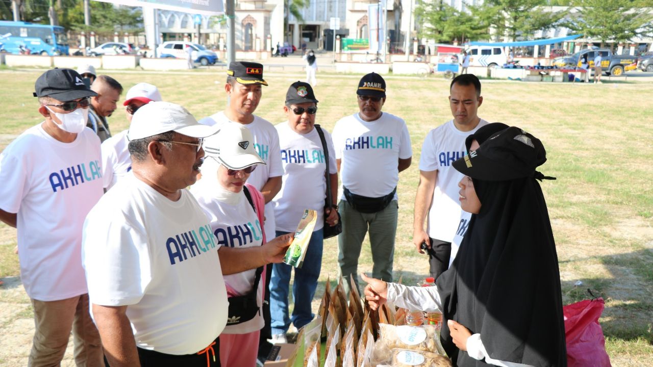 Meriahkan Jalan Sehat Bersama BUMN, PLN Pasarkan Produk UMKM di Bombana 2 Meriahkan Jalan Sehat Bersama BUMN, PLN Pasarkan Produk UMKM di Bombana