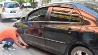 Jalan Pagi, Gubernur Andi Sudirman Bantu Seorang Ibu Perbaiki Mobil Bocor
