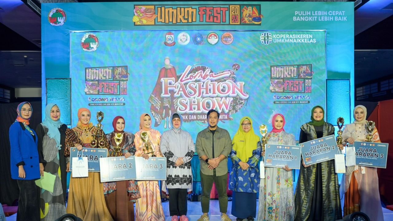 Ketua PKK Makassar Serahkan Penghargaan Pemenang Fashion Show Festival UMKM Lorong Wisata