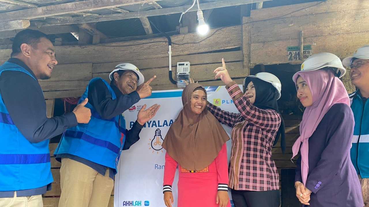 Ramadan 1444 H, Insan PLN Bantu Nyalakan Listrik 3.204 Rumah