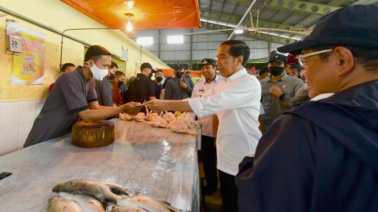 Presiden Cek Harga Bahan Pokok di Pasar Tramo