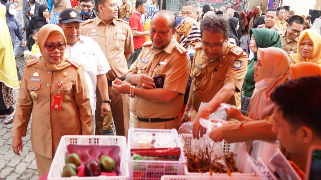 Jelang Ramadan, Pemkab Gowa Gelar Pasar Tani, Warga Berburu Sembako Murah 3 Jelang Ramadan, Pemkab Gowa Gelar Pasar Tani, Warga Berburu Sembako Murah
