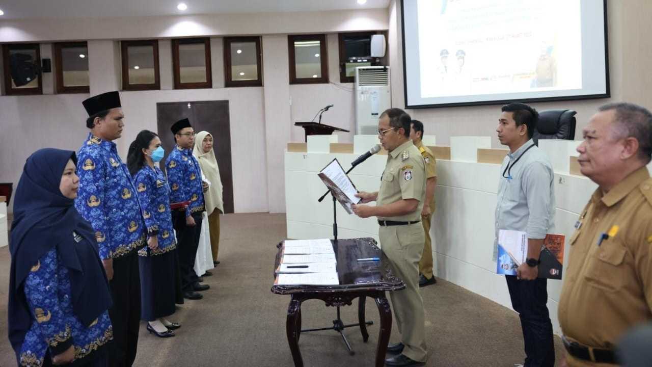 Danny Pomanto Lantik 220 ASN Baru Pemkot Makassar, Ucapkan Selamat Datang di Ladang Pengabdian 2 Wali Kota Makassar Moh Ramdhan Pomanto secara resmi melantik 220 ASN baru lingkup Pemkot Makassar.