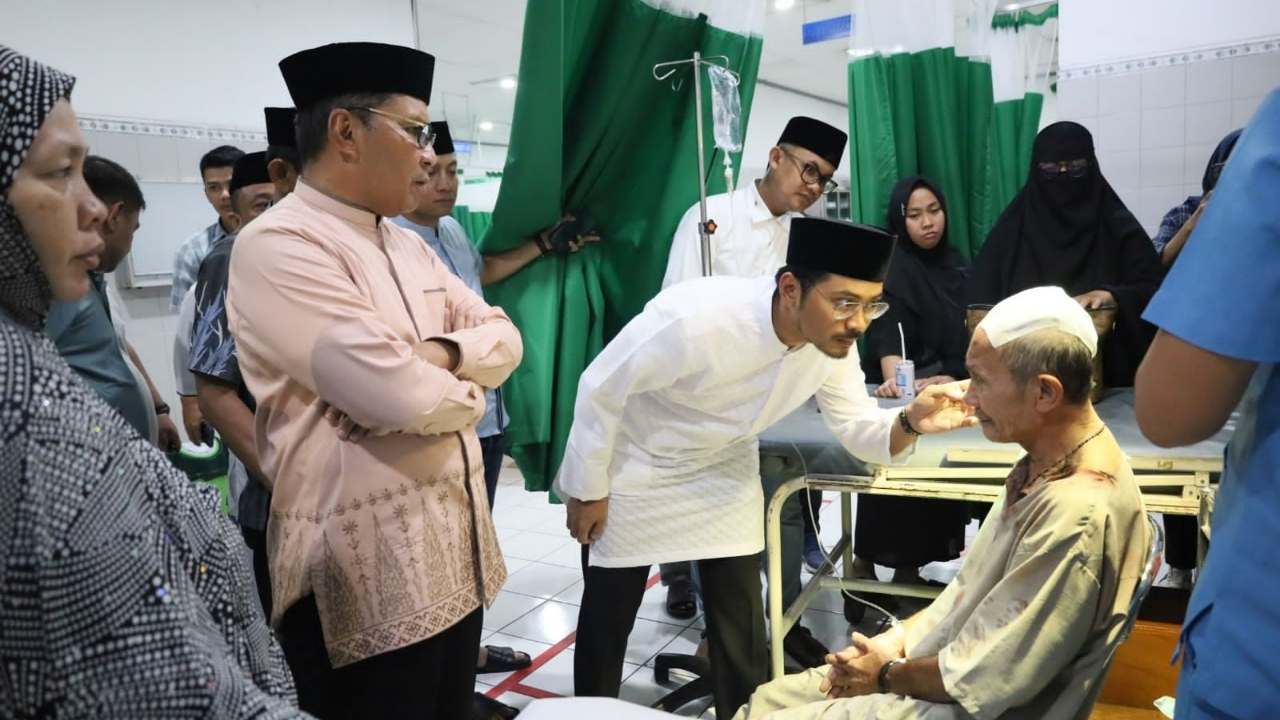 Ketua FKKM, Dokter Udin Bantu Jahit Kepala Korban Reruntuhan Kubah Masjid Ittifaqul Jamaah di RSAL Jala Ammari