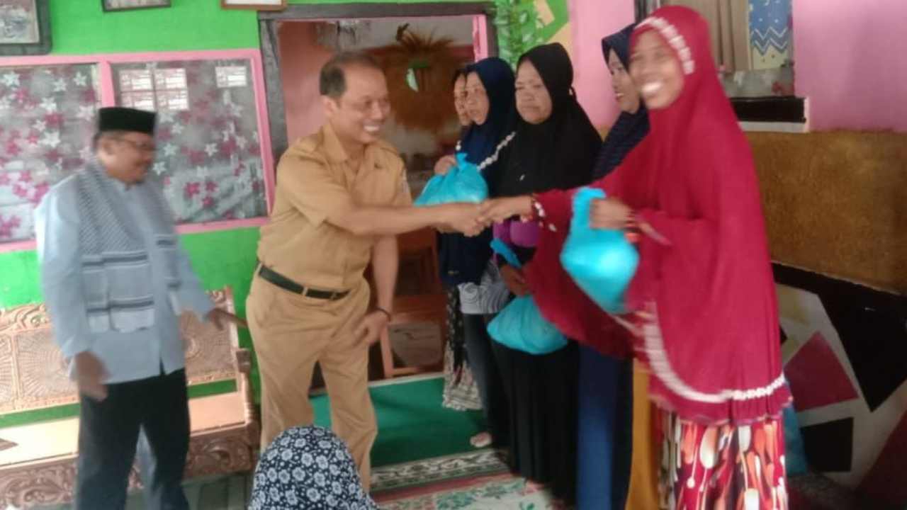 Silaturahmi di Longwis, Diskominfo Makassar Serahkan Bantuan Paket Sembako ke Warga