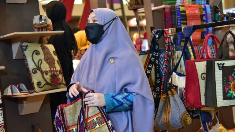 Naoemi Octarina Optimistis Hasil Kerajinan Sulsel Bisa Menembus Pasar Global 8 Naoemi Octarina Optimistis Hasil Kerajinan Sulsel Bisa Menembus Pasar Global