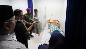 Gubernur Sulsel Jenguk Korban Robohnya Kubah Masjid Ittifaqul Jamaah