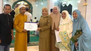 Camat Wajo Serahkan Batuan Dana Hibah Untuk Masjid Al Muttaqin Malimongan