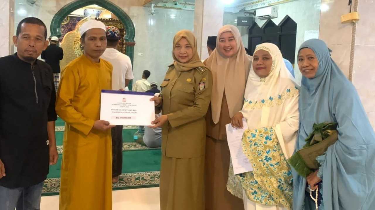 Camat Wajo Serahkan Batuan Dana Hibah Untuk Masjid Al Muttaqin Malimongan