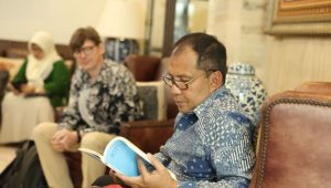 Diberi Karya ‘Ma Voisine Est Indonésienne’, Danny Pomanto: Saya Tersanjung Terima Buku Ini