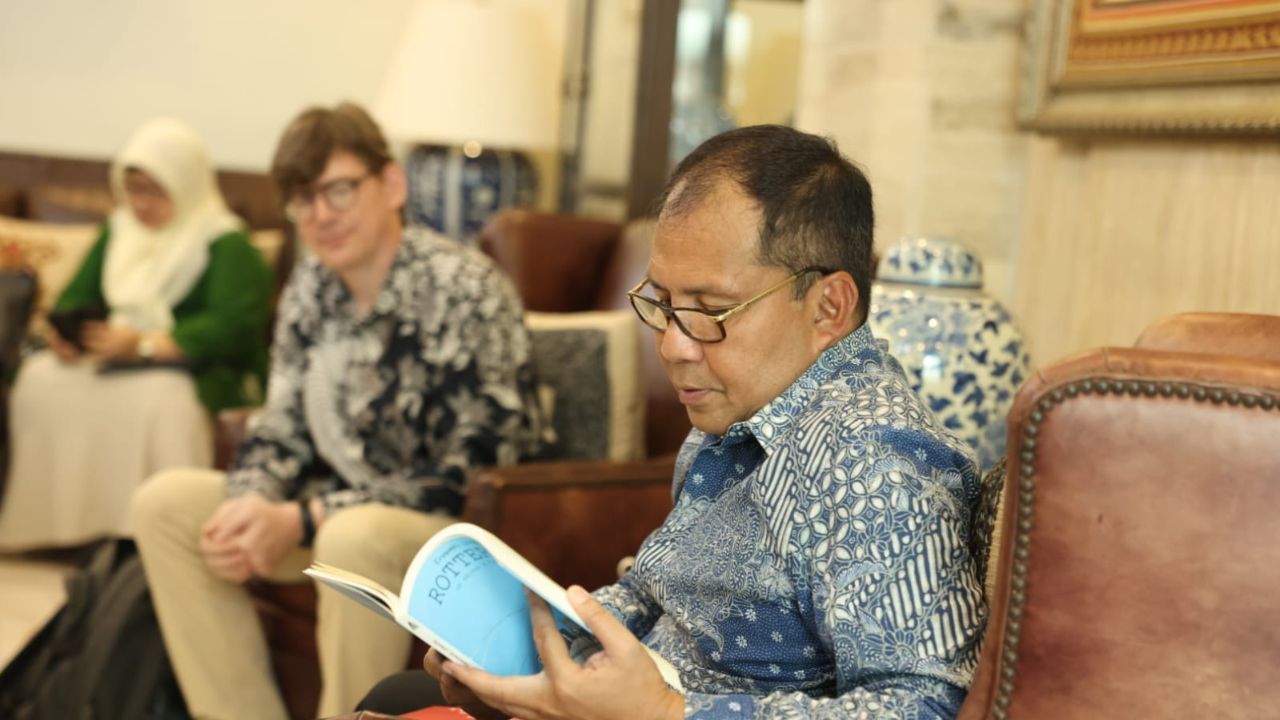 Terima Buku Emmannuel Lemaire, Danny Pomanto: Sejarah Makassar-Perancis Sangat Dekat