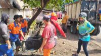 Pastikan Drainase Aman dari Sampah, Camat Hamna Berbaur bersama Satgas Kebersihan