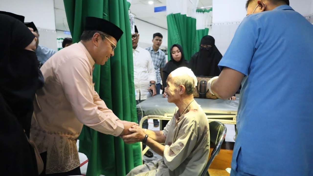 Danny Pomanto Jenguk Korban Tertimpa Reruntuhan Kubah Masjid Ittifaqul Jamaah