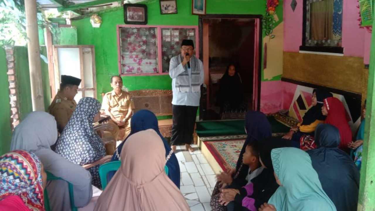 Silaturahmi di Longwis, Diskominfo Makassar Serahkan Bantuan Paket Sembako ke Warga 2 Silaturahmi di Longwis, Diskominfo Makassar Serahkan Bantuan Paket Sembako ke Warga
