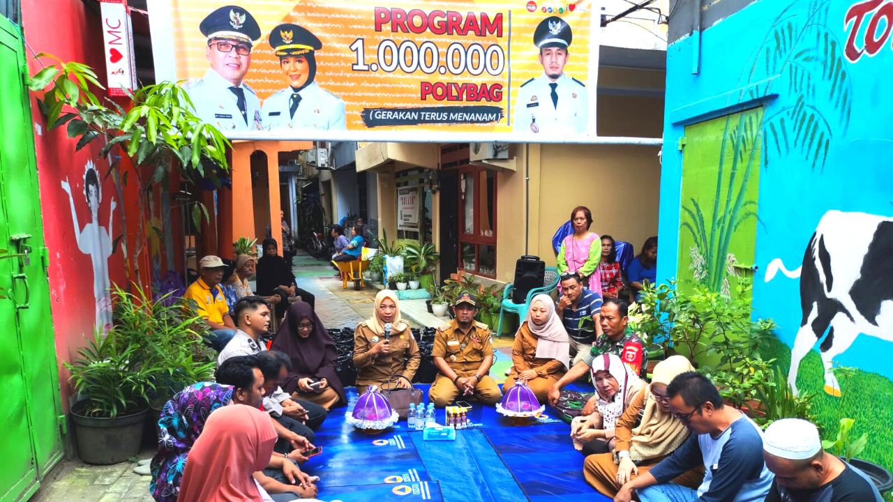 Camat Wajo Edukasi Masyarakat Program 1 Juta Polybag 2 Camat Wajo Edukasi Masyarakat Program 1 Juta Polybag