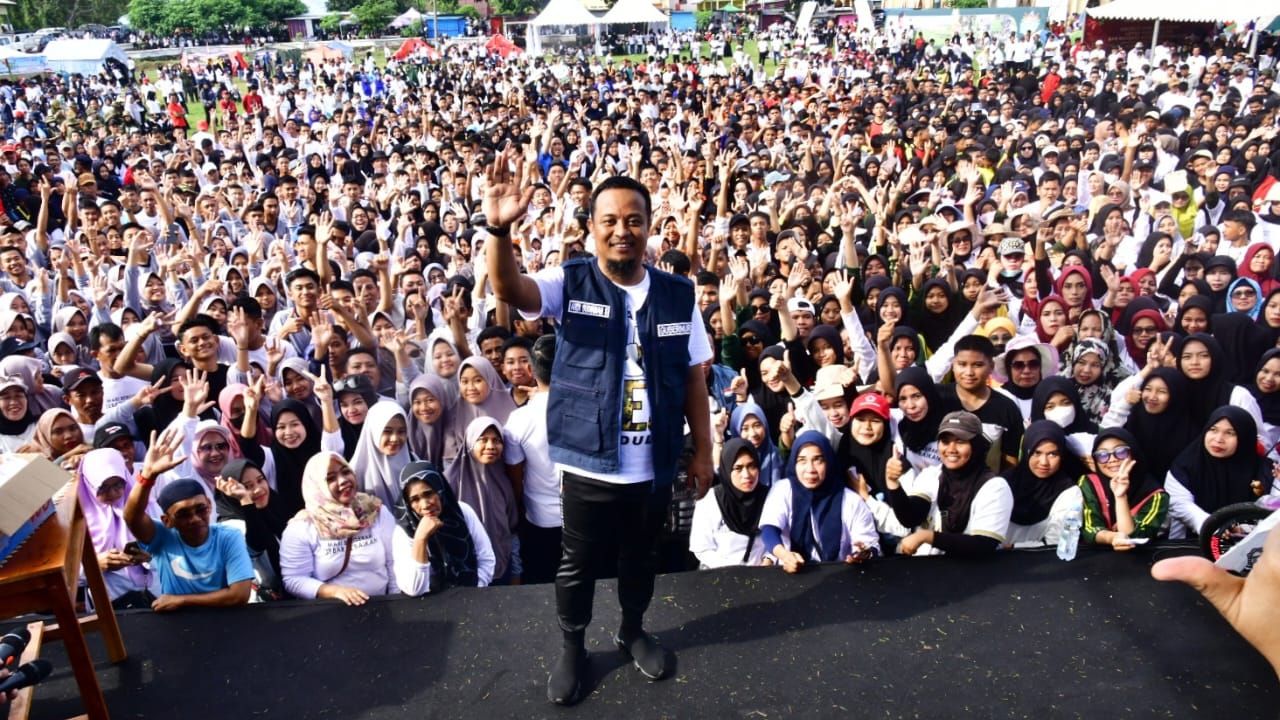 Gubernur Andi Sudirman Bersama Warga Serentak Seruput 1000 Gelas Kopi 2 Gubernur Andi Sudirman Bersama Warga Serentak Seruput 1000 Gelas Kopi