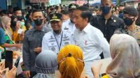 Presiden Joko Widodo Beli Cabe dan Cek Harga di Pasar Traditional Modern Maros